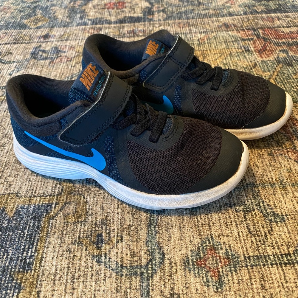 Nike Revolution 4